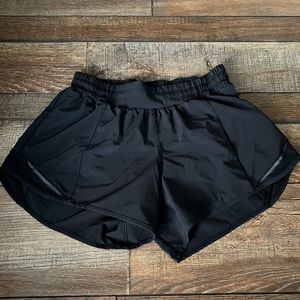 Lululemon Black Hotty Hot shorts 4in